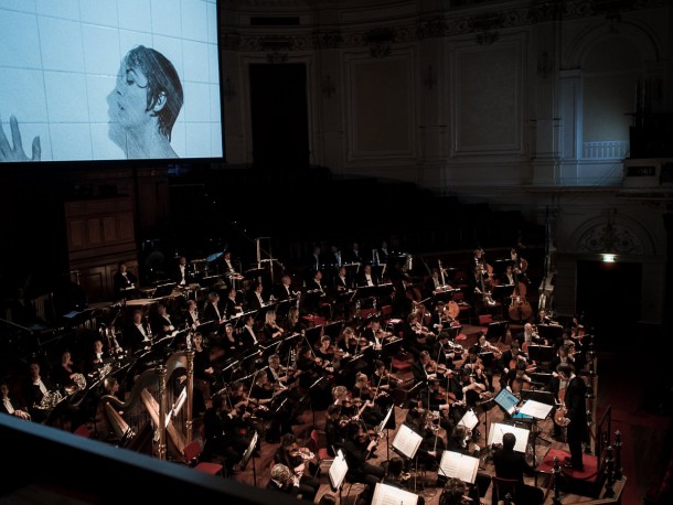 David Robertson dirigeert filmmuziek van Bernard Herrman bij filmfragmenten uit Psycho tijdens het eerste A-donderdag concert van het Koninklijk Concertgebouworkest.
