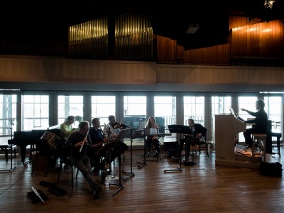 Ensemble Scala bereidt zich voor op een concert in de Kleine Zaal van het Muziekgebouw aan het IJ.
