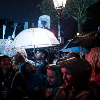 Publiek in de regen tijdens het Prinsengrachtconcert 2017 (before use please contact Renske Vrolijk)