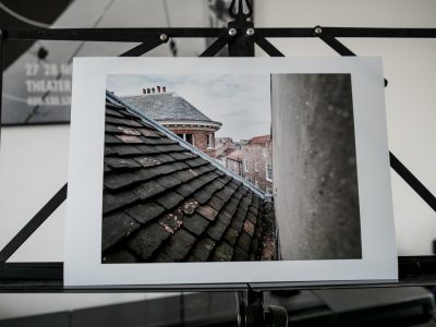 Print van een foto gemaakt vanuit een zolderraam met uitzicht op een dak, ergens in Europa als een ode aan Joseph Nicéphore Niépce.