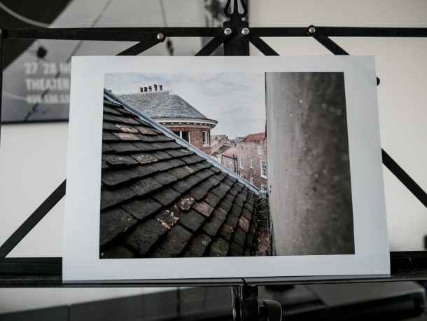 Print van een foto gemaakt vanuit een zolderraam met uitzicht op een dak, ergens in Europa als een ode aan Joseph Nicéphore Niépce.