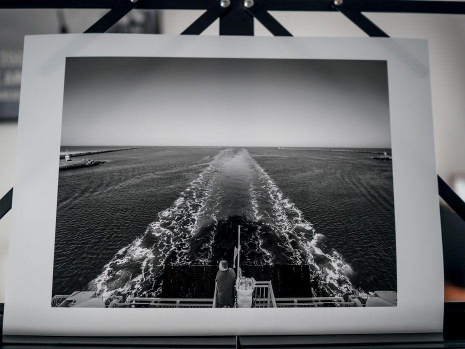 Print of a photo with a couple looking at the arrival of a ferry in the port of IJmuiden. © Renske Vrolijk