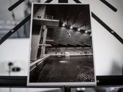Foto van een afdruk van een training schoonspringen in het Sloterparkbad in Amsterdam. Duik van de 7,5 metertoren onvermijdelijk gevolgd door een plons. © Renske Vrolijk