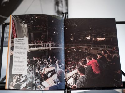 Preludium spread met een foto genomen door Renske Vrolijk van de Club Night in Paradiso door leden van het Concertgebouworkest. Ze spelen De staat van Louis Andriessen.